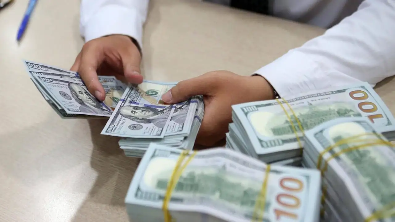 سعر صرف الدولار الأمريكي يشهد ارتفاعًا ملحوظًا وسط توترات الشرق الأوسط.